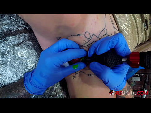 ❤️ Keçika pir tattookirî Sully Savage tattooek li ser klîtorê xwe kir. ️ Sluts li ku.cassino-vulkan646.ru ❌️